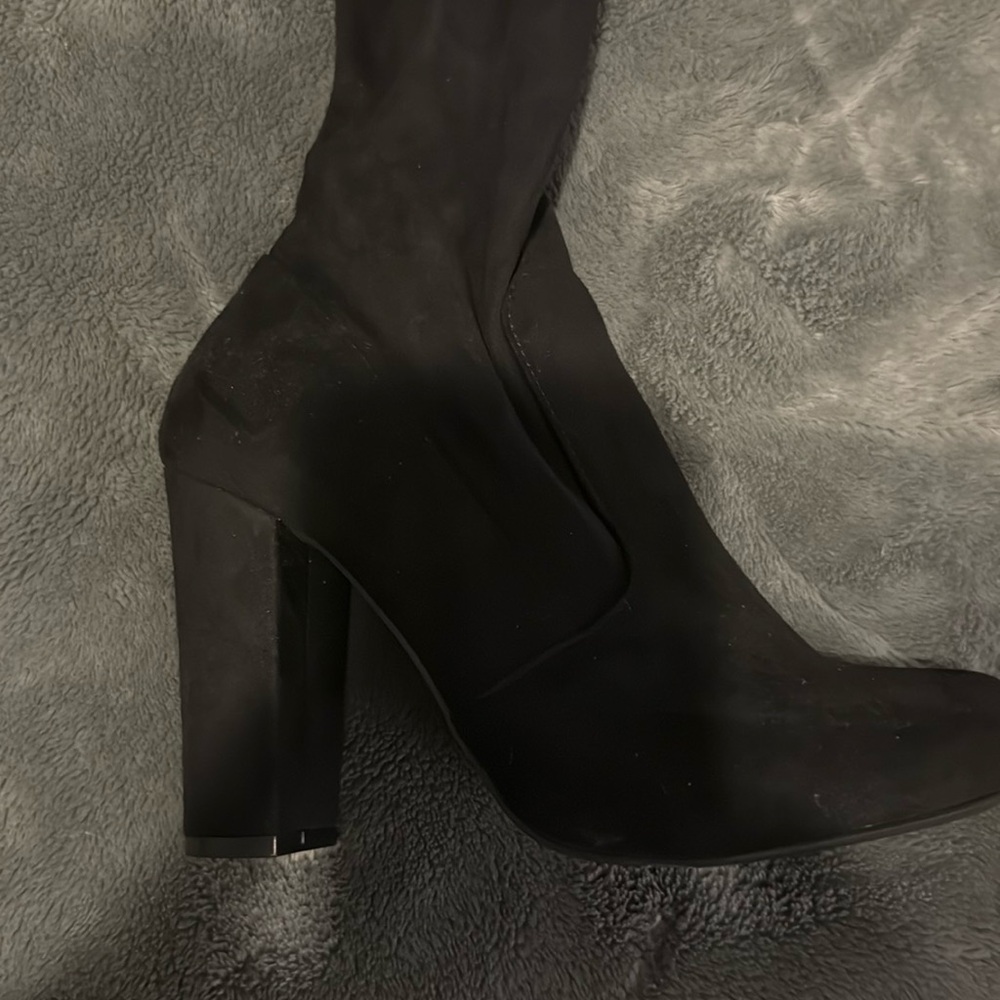 Black long over the knee tie up boots that’s a beauty😍